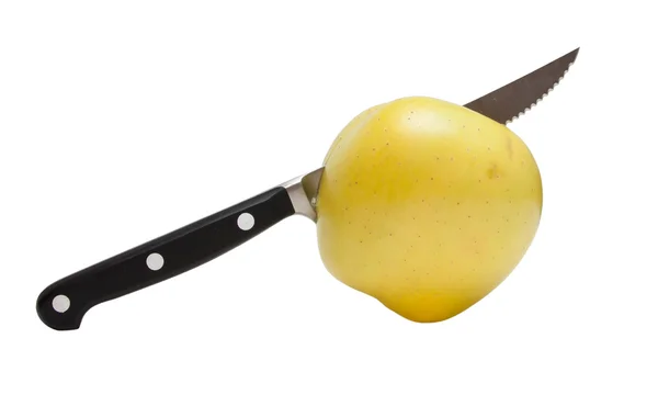 Кухонний ніж і яблуко на білому тлі — стокове фото