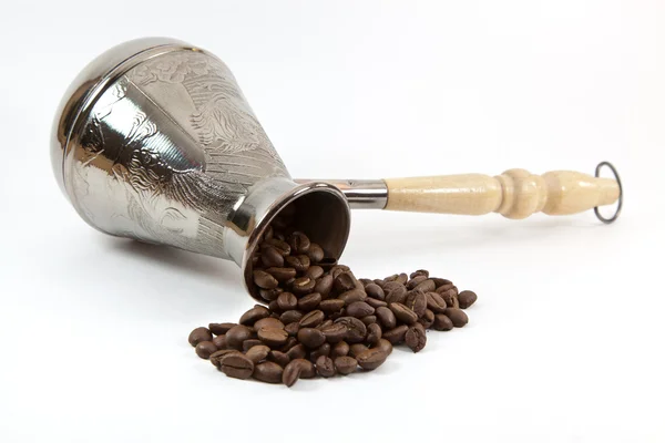 白い背景の上のコーヒー豆とコーヒー メーカー — ストック写真