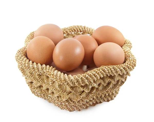 Huevos de Pascua en canasta marrón sobre fondo blanco —  Fotos de Stock