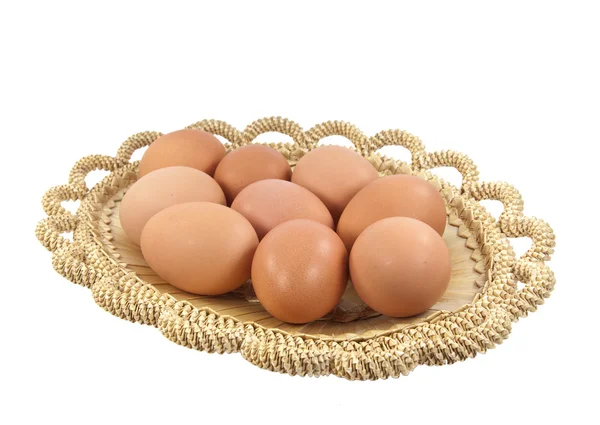 Пасхальні яйця в коричневому кошику на білому тлі — стокове фото