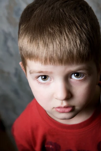 彼の顔に真剣な表情で若い男の子の肖像画 — ストック写真