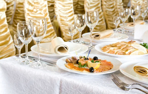 Mesa de banquete em um restaurante — Fotografia de Stock