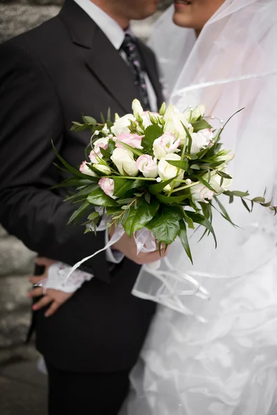 Casal Apaixonado Cerimônias Casamento Segurando Buquê — Fotografia de Stock