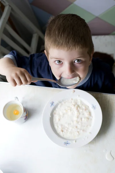 用餐大眼睛的小男孩一顿的饭 — 图库照片