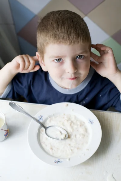 De kleine jongen tijdens de lunch dagdromen over zijn favoriete speeltje, een typewrite — Stockfoto