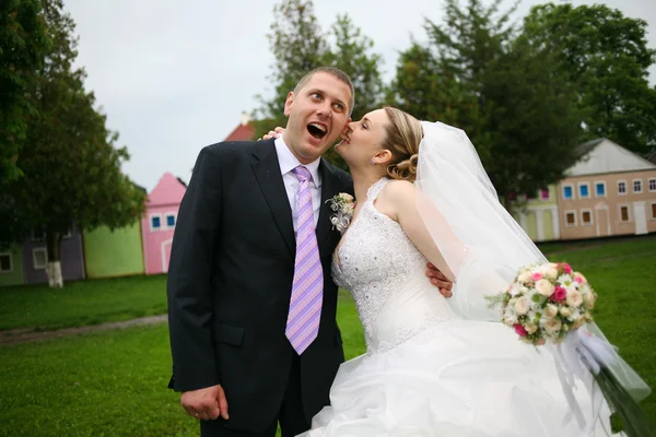 年轻的乐趣 新娘顽皮地咬了未婚夫的耳朵 — 图库照片