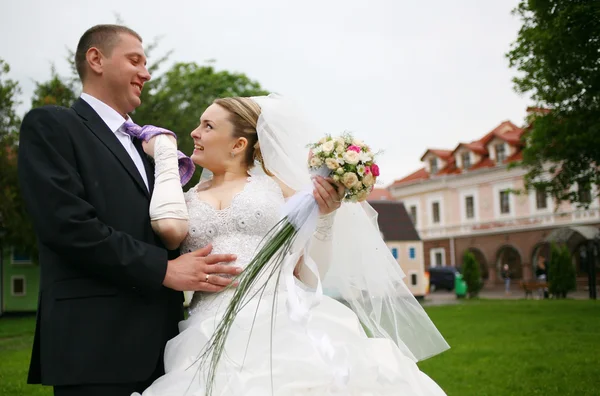Sposa Felice Sposo Giorno Del Loro Matrimonio — Foto Stock