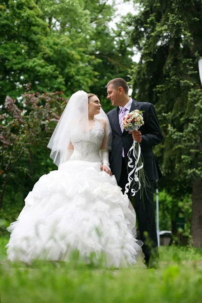 Šťastná Nevěsta Ženich Jejich Svatební Den — Stock fotografie