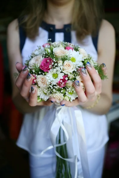 手の新鮮な美しいバラの優秀な結婚式の花束にかかっています — ストック写真
