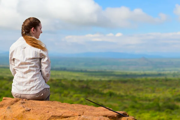 Vrouw genieten van savanne uitzicht — Stockfoto