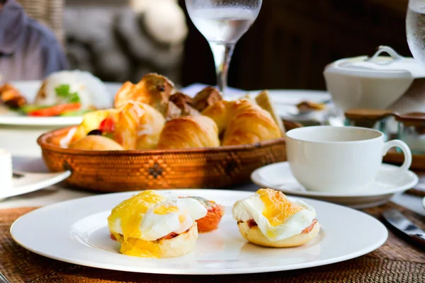 Leckere Eier zum Frühstück serviert — Stockfoto