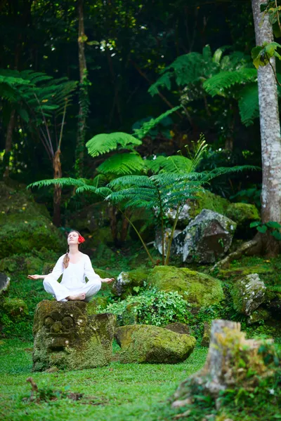 Frau meditiert im Freien — Stockfoto