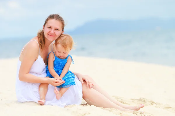 Mãe e filha na praia tropical — Fotografia de Stock