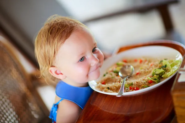 Κορίτσι μικρό παιδί που τρώει μεσημεριανό γεύμα — Φωτογραφία Αρχείου