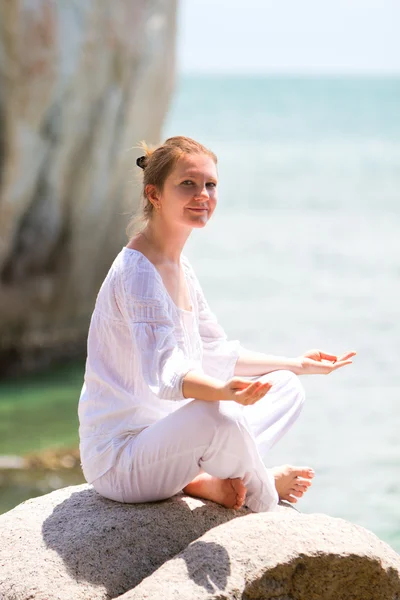 Bela mulher praticando ioga — Fotografia de Stock