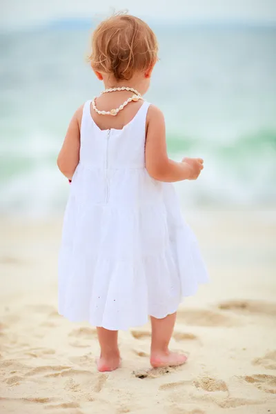 幼児の女の子の海辺で — ストック写真