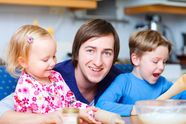 Батько з двома дітьми на кухні — стокове фото