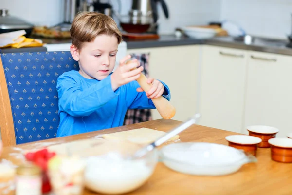 Мальчик помогает на кухне — стоковое фото