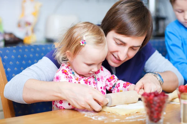 Apa és lánya együtt sütés — Stock Fotó