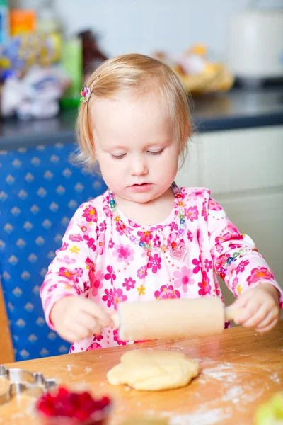 Little girl helping at kitchen — Stock Photo, Image