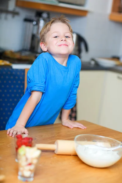 Menino ajudando na cozinha — Fotografia de Stock
