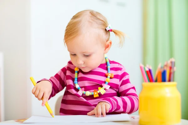 Barn flicka färg med pennor — Stockfoto