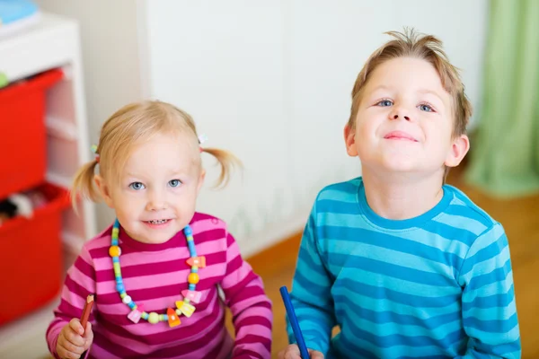 Due bambini a casa — Foto Stock