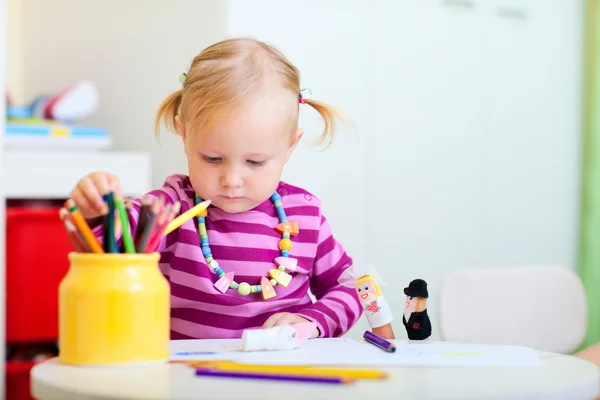 Toddler dziewczynka farbowanie ołówki — Zdjęcie stockowe