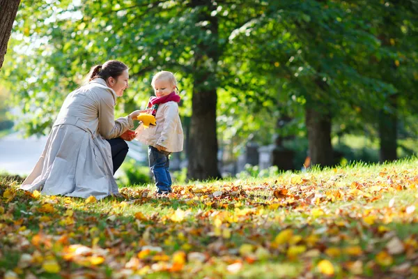 母亲和女儿在秋天公园 — 图库照片