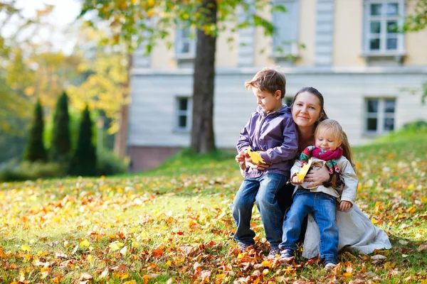 Matka a děti na podzimní park — Stock fotografie