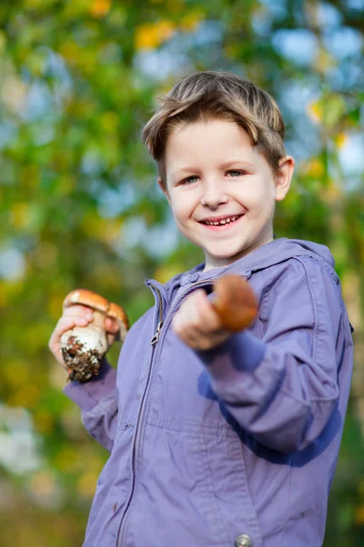 Rapaz feliz com cogumelos selvagens — Fotografia de Stock