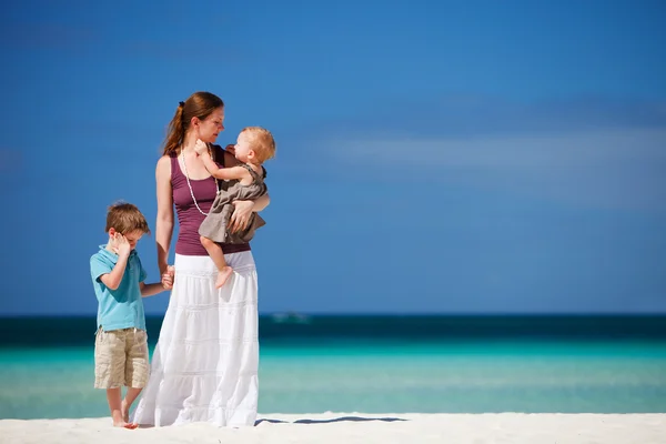 Mãe com seus dois filhos em férias tropicais — Fotografia de Stock