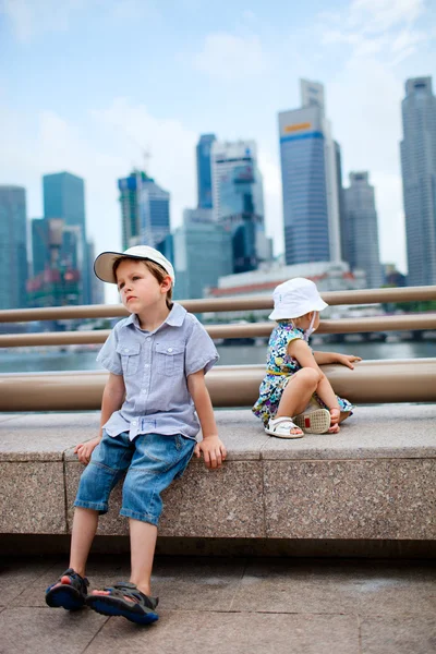 Twee kinderen in grote moderne stad — Stockfoto
