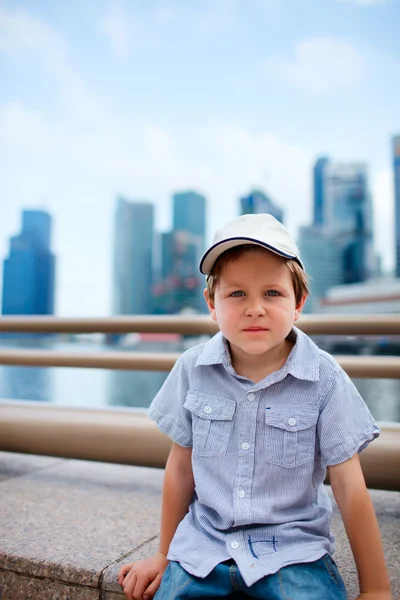 Büyük modern şehir içinde şirin çocuk — Stok fotoğraf