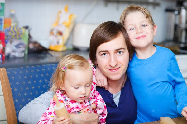 Vader met twee kinderen in kitchen — Stockfoto