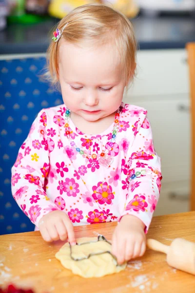 小さな女の子のベーキング クッキー — ストック写真