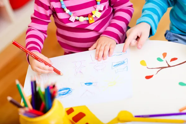 Дети рисуют крупным планом — стоковое фото