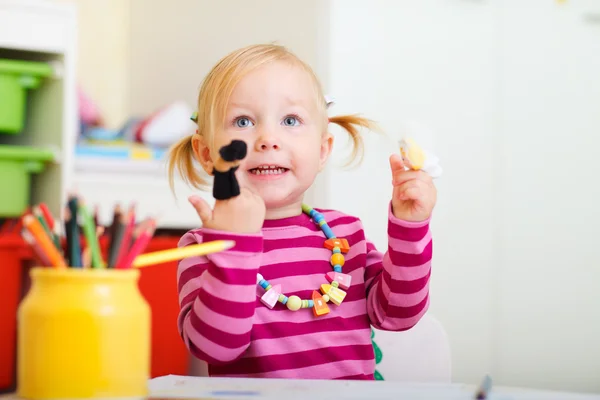 Menina da criança brincando com fantoches de dedo — Fotografia de Stock