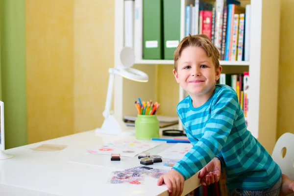 Boldog iskola fiú csinál házi feladatot — Stock Fotó