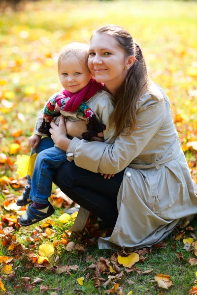 Madre e hija al aire libre en el día de otoño — Foto de Stock