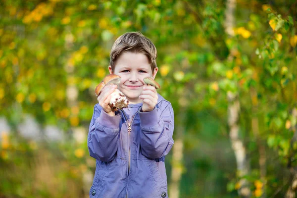 Ευτυχισμένο παιδί με άγρια μανιτάρια — Φωτογραφία Αρχείου