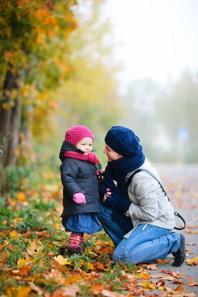 Matka a dcera venku na mlhavé den — Stock fotografie