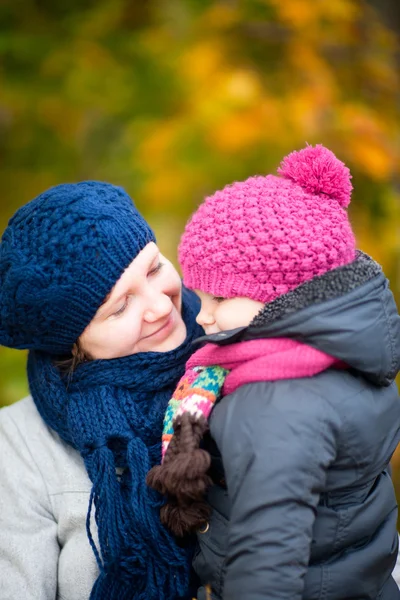 Anne ve kızı sonbahar Park — Stok fotoğraf