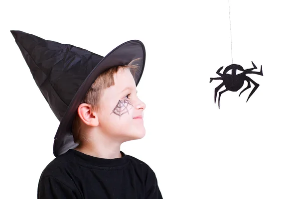 Jongen in heks hoed en zwarte spin — Stockfoto