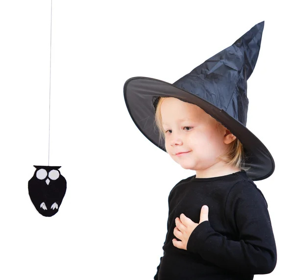 Barn girl i svart lilla häxa klädedräkt — Stockfoto