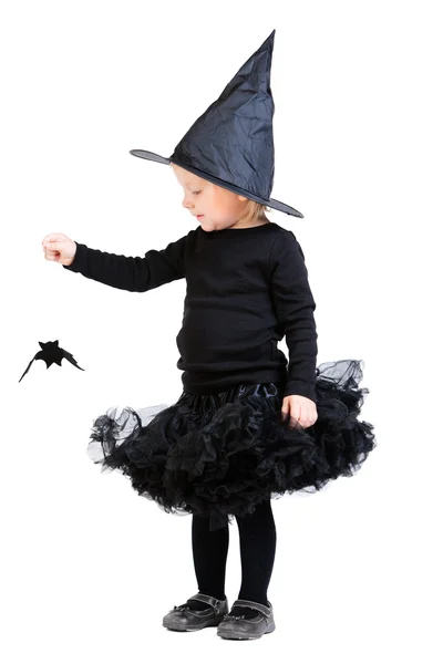 Маленькая ведьма держит летучую мышь — стоковое фото