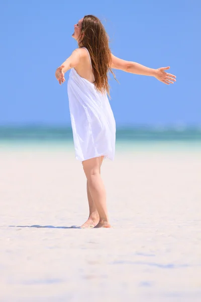 年轻女子在沙滩上跳舞 — 图库照片