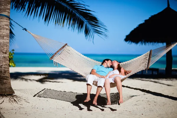 Pareja romántica relajándose en hamaca —  Fotos de Stock