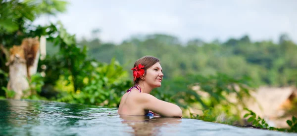 A medence mellett pihentető nő — Stock Fotó