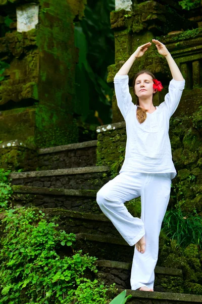 Bela mulher praticando ioga — Fotografia de Stock